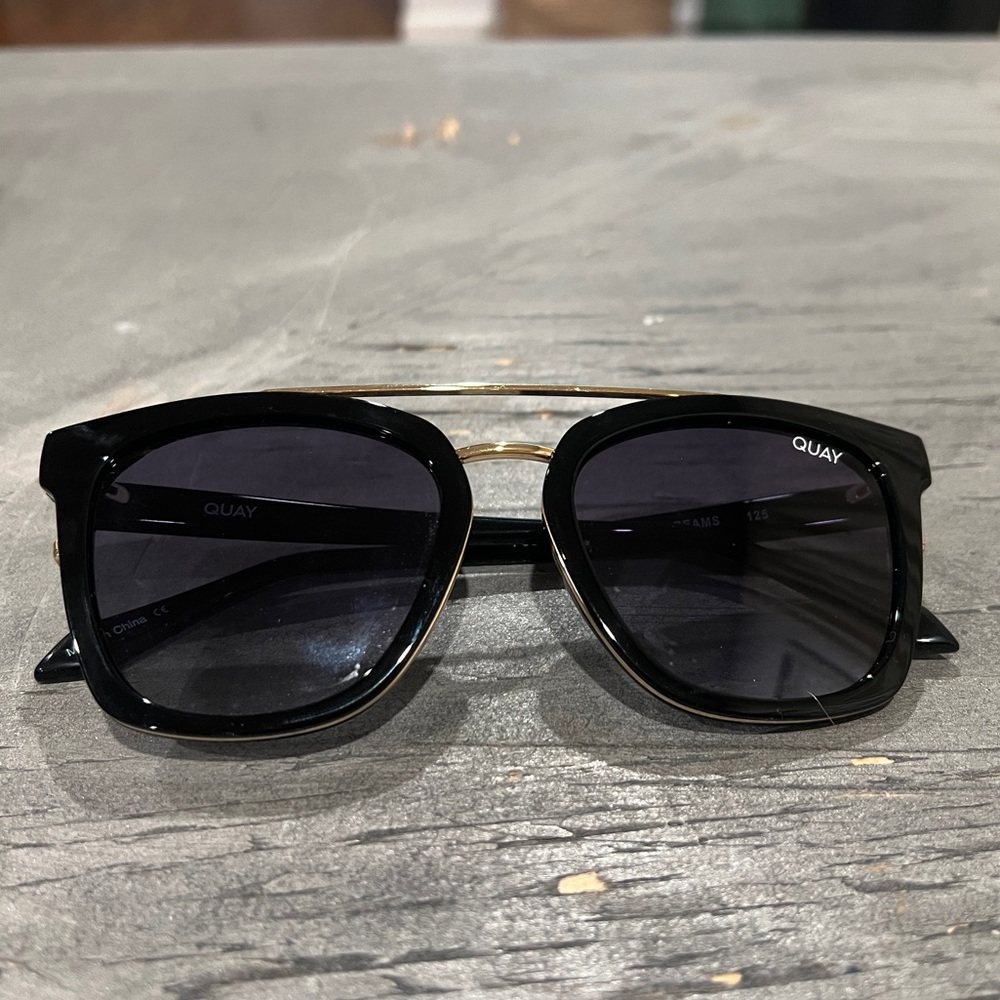 Quay Sunglasses. “Sweet Dreams” - Polarized. Black/Smoke.